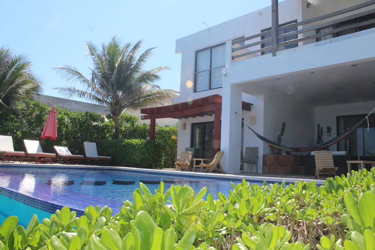 Villa Esperanza — frente y alberca