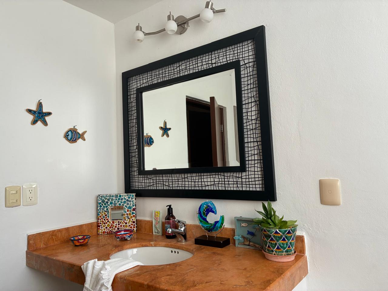 Baño decorado con arte marino