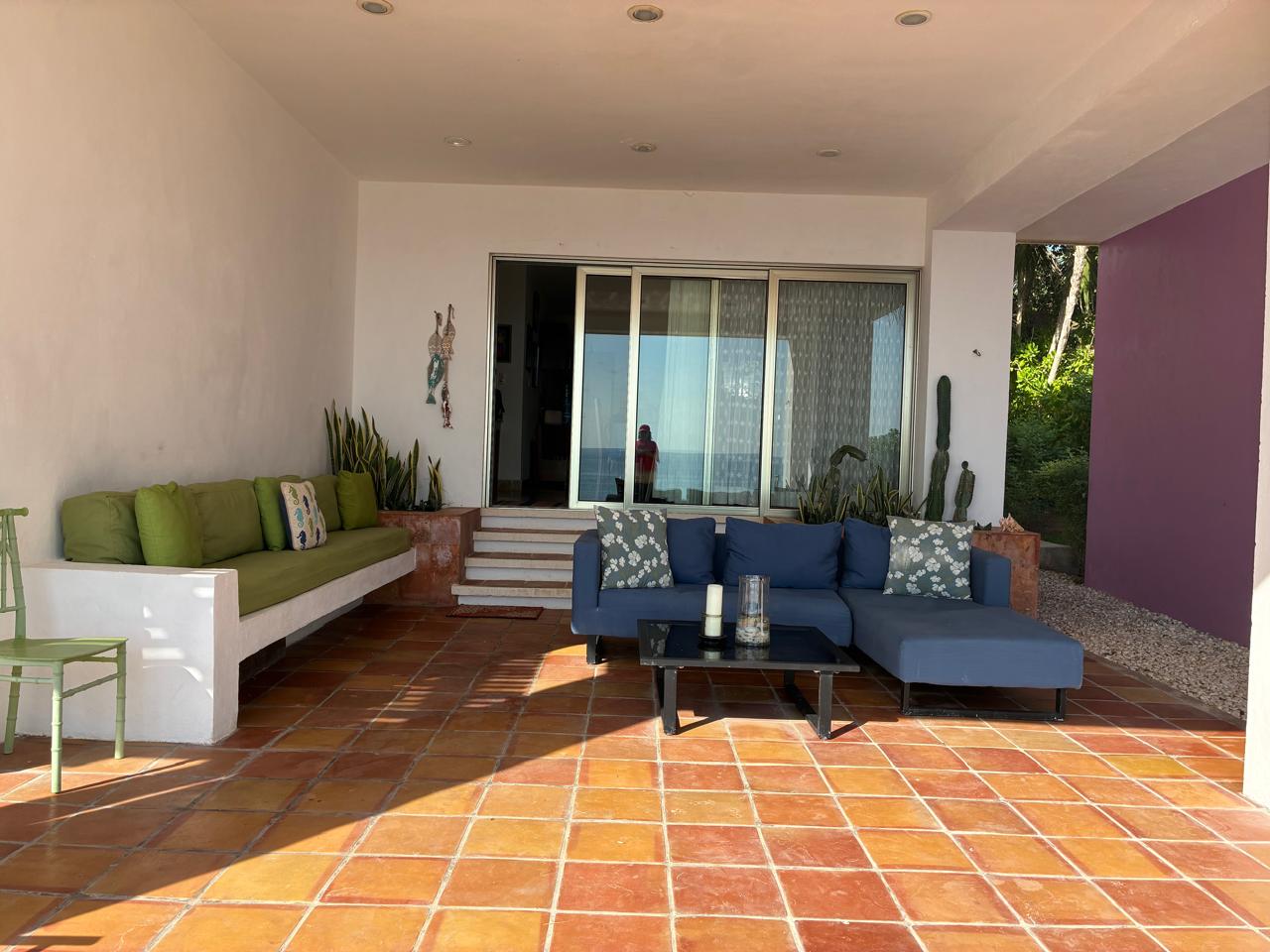 Patio cubierto con sillones