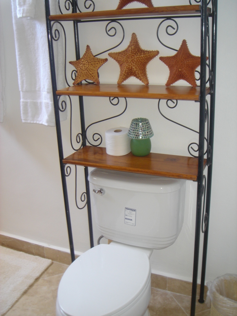 Baño con estante de estrellas de mar