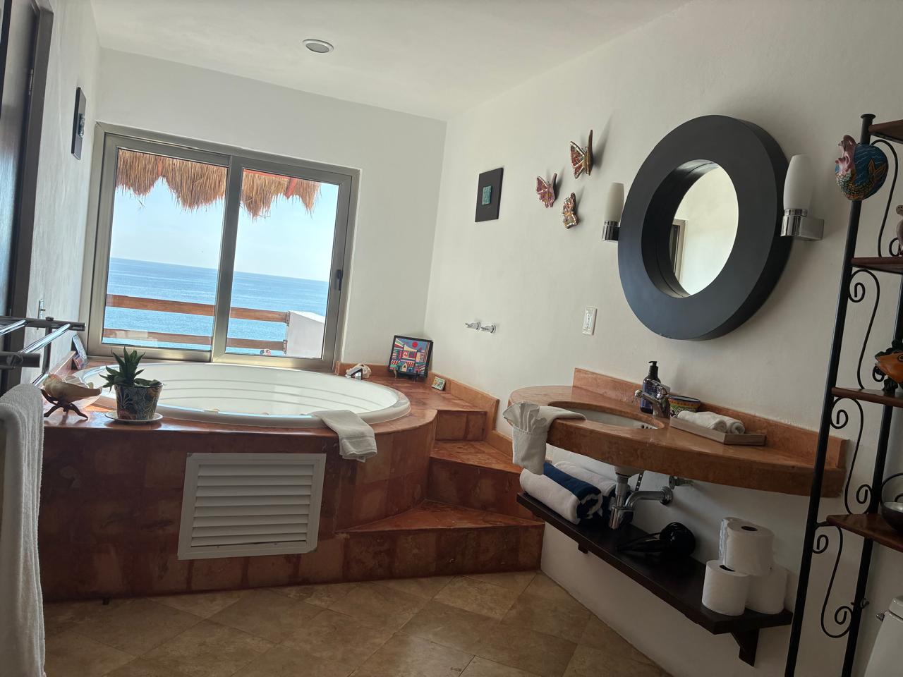 Jacuzzi y vanidad, vista completa