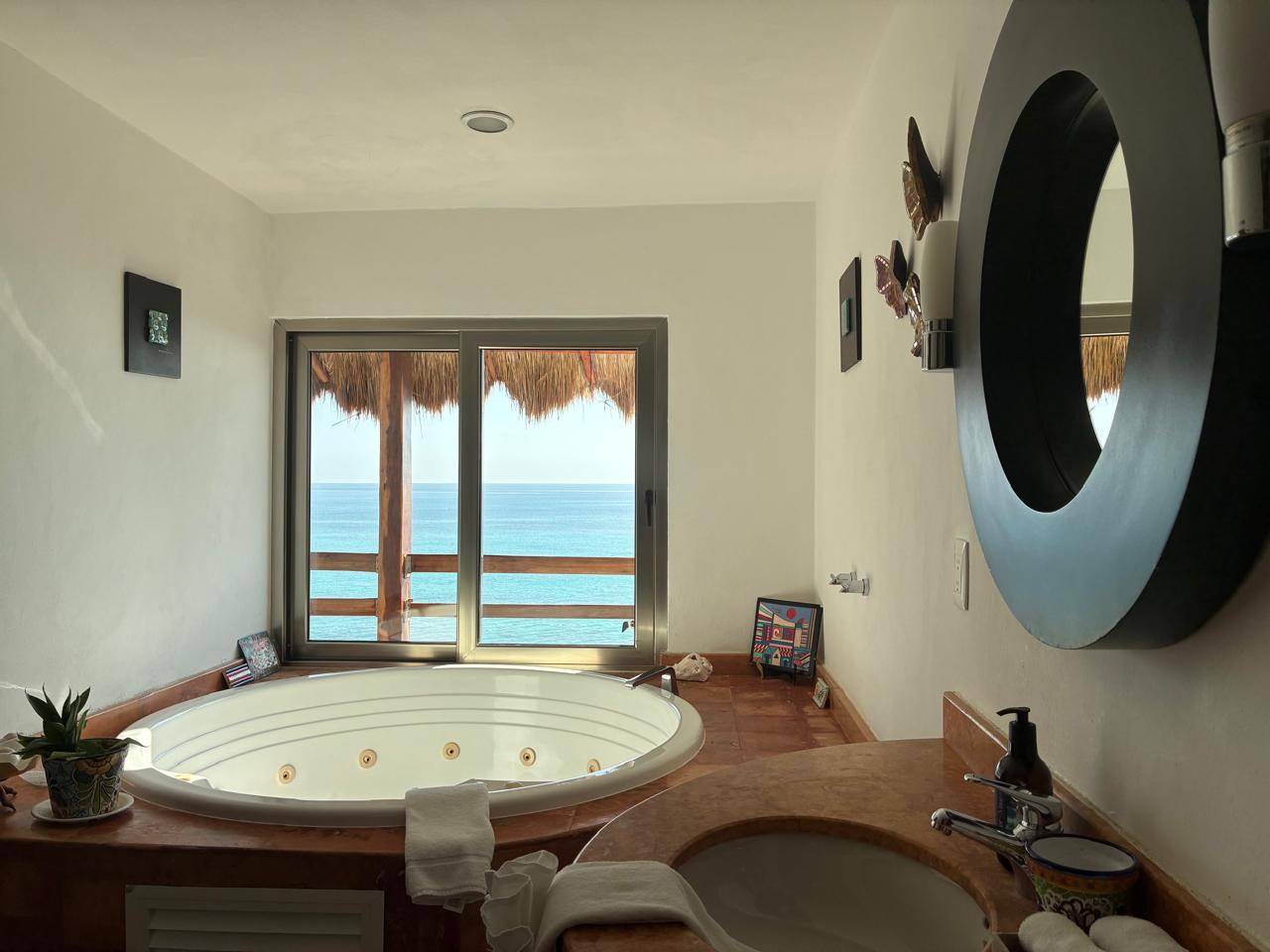 Jacuzzi con vista al mar