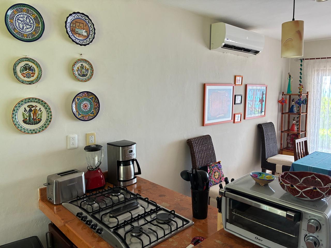 Cocina con estufa y talavera