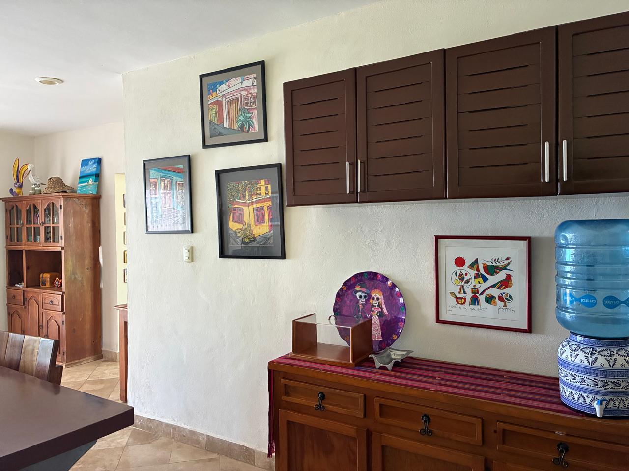 Cocina con arte y alacena