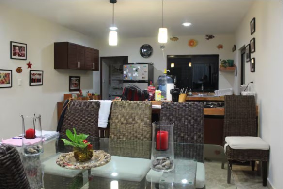 Comedor y cocina de noche