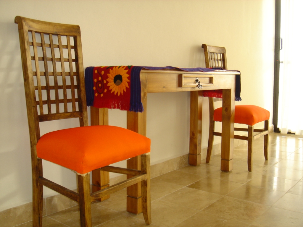 Sillas naranjas con escritorio