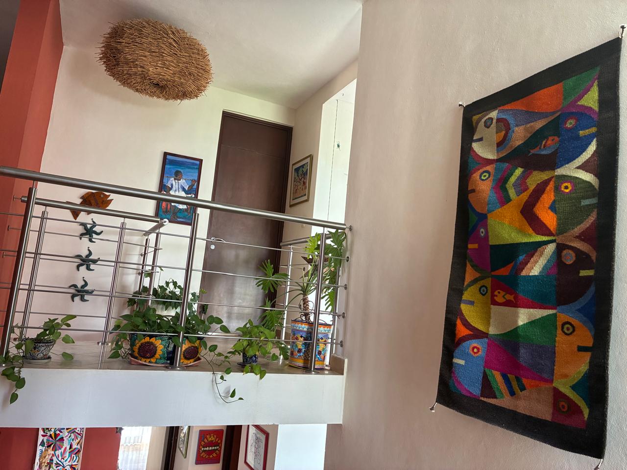 Escalera con tapiz de peces