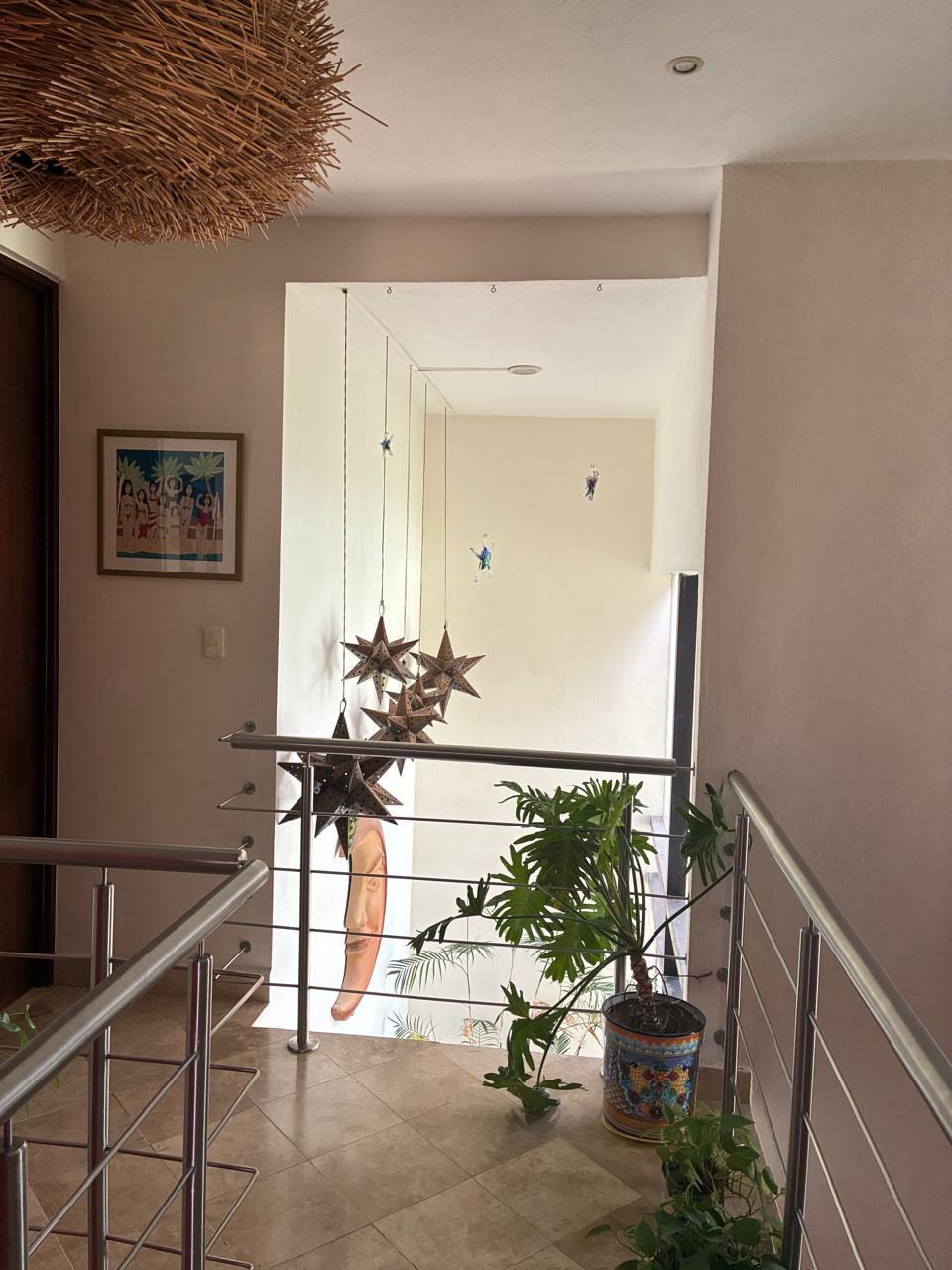 Escalera con estrellas colgantes