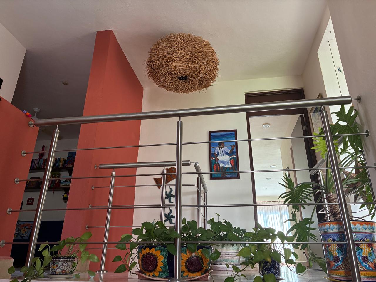 Escalera con lámpara de palma