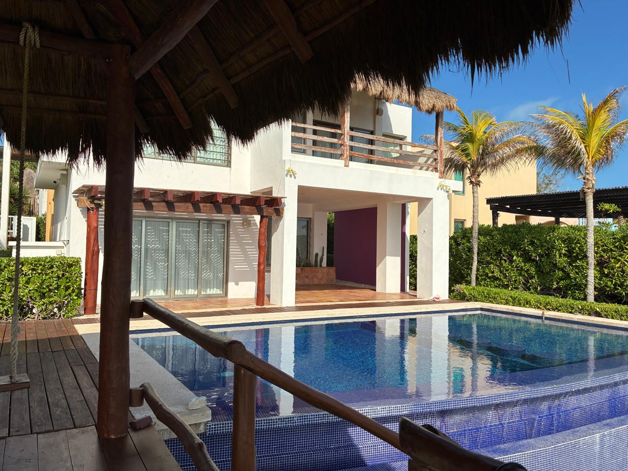 Vista desde la palapa hacia la villa y alberca
