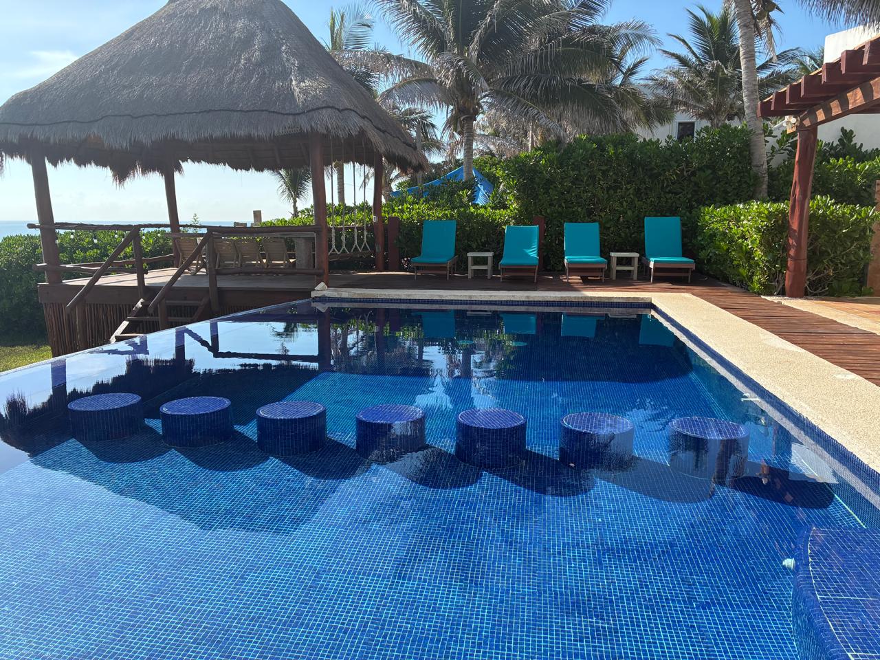 Alberca con asientos y tumbonas