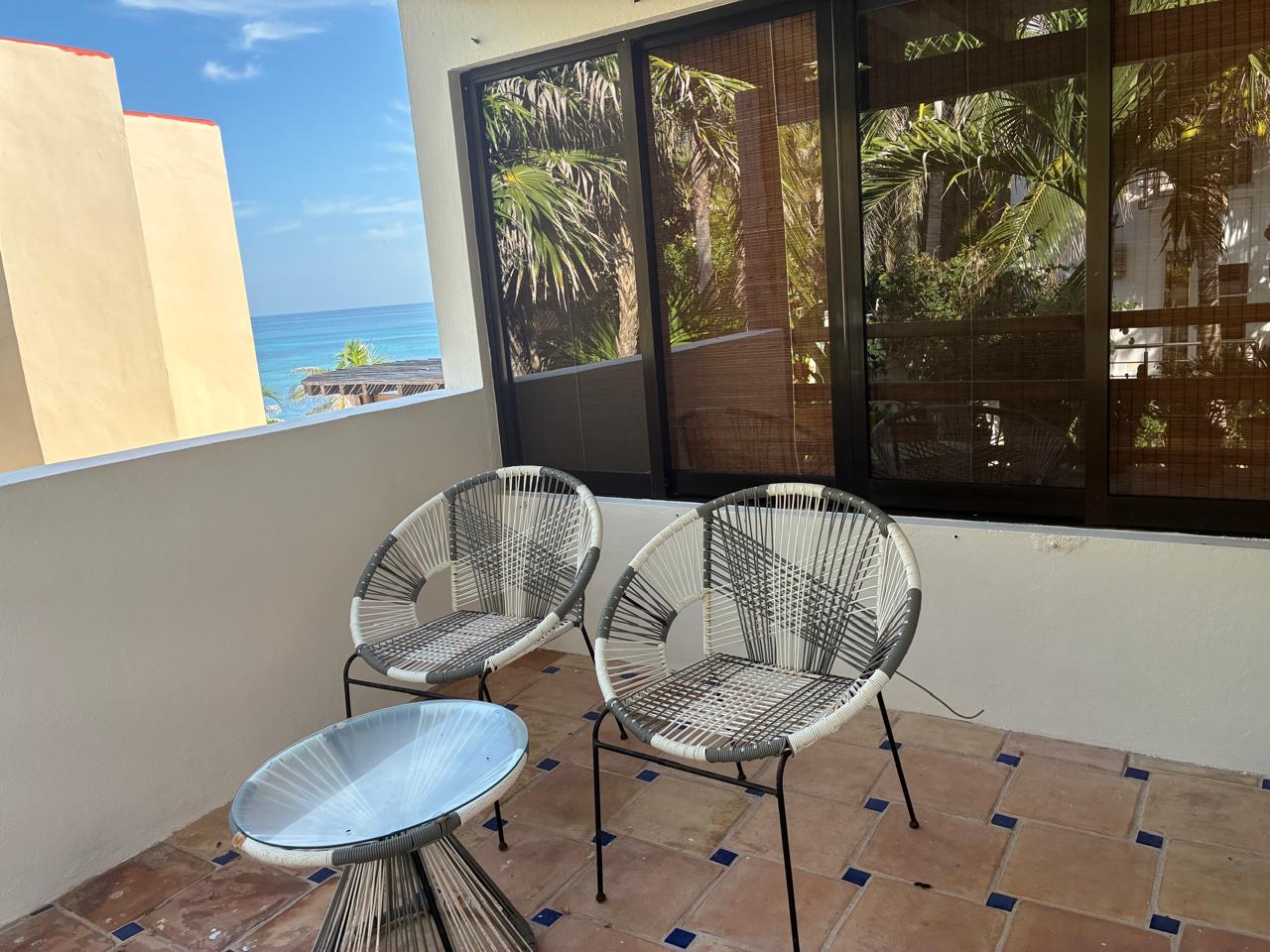Terraza con sillas Acapulco y vista al mar