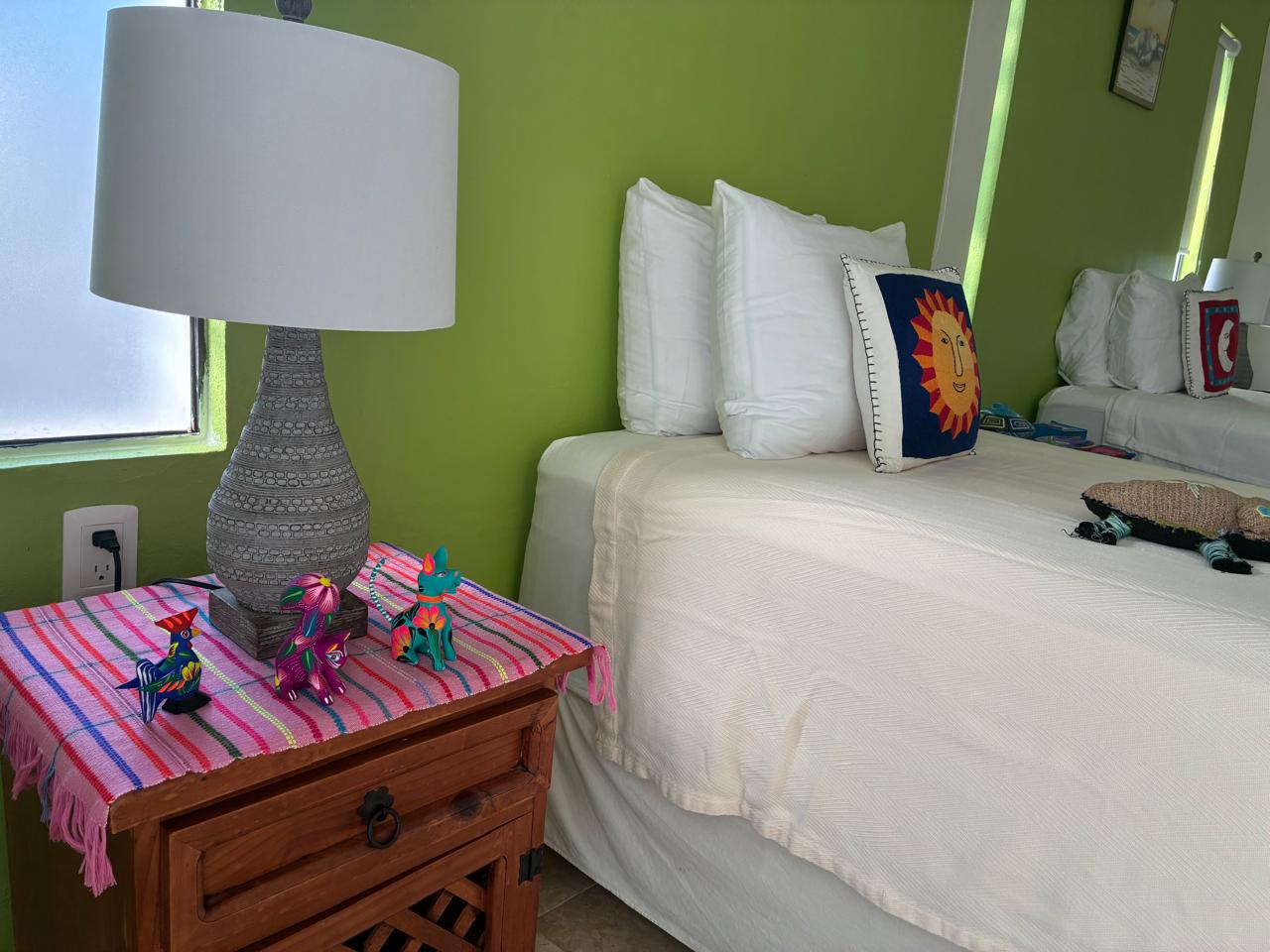 Habitación verde con alebrijes