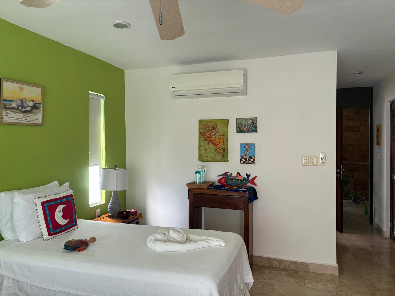 Habitación verde con aire acondicionado