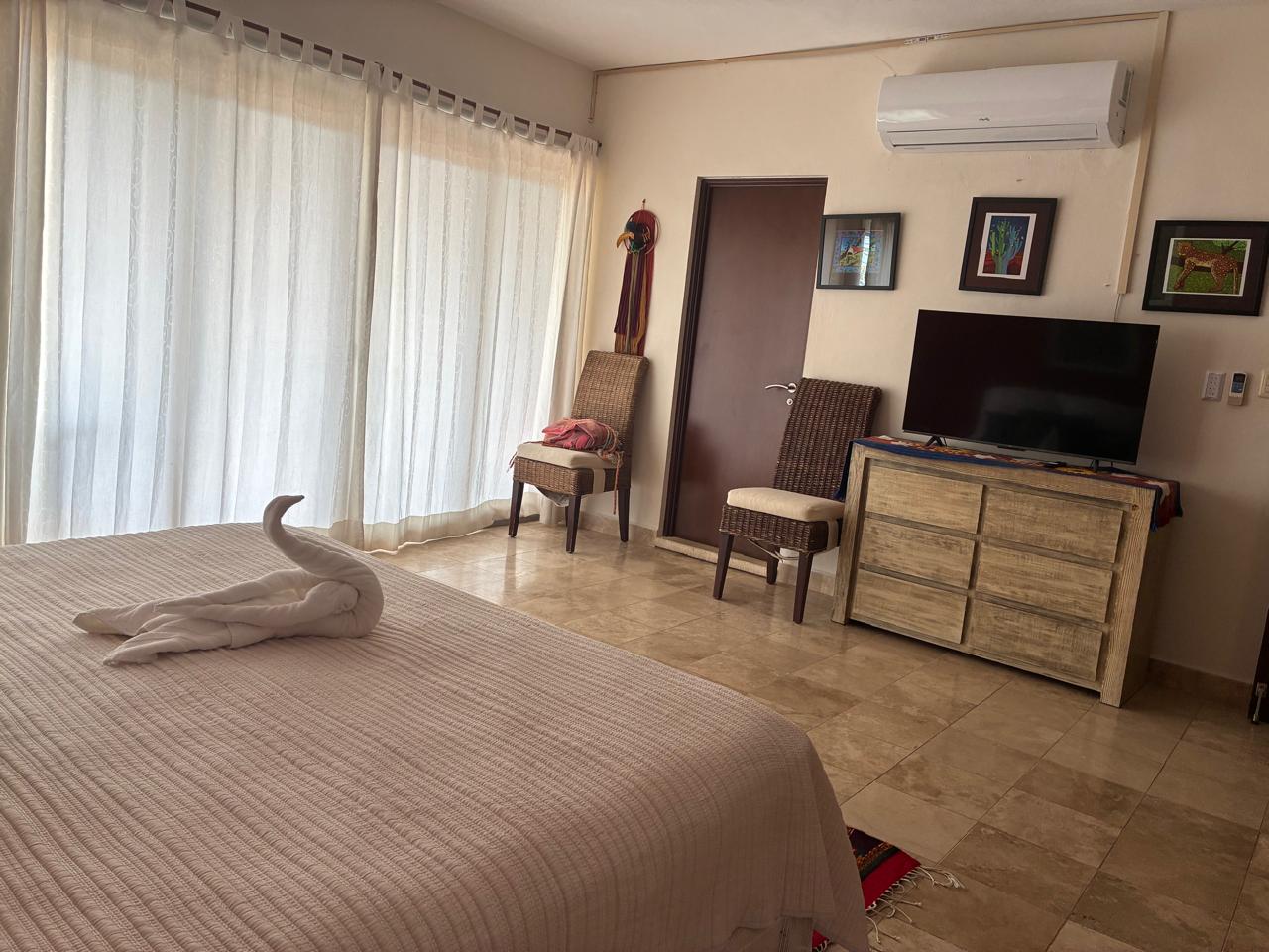 Habitación roja con TV