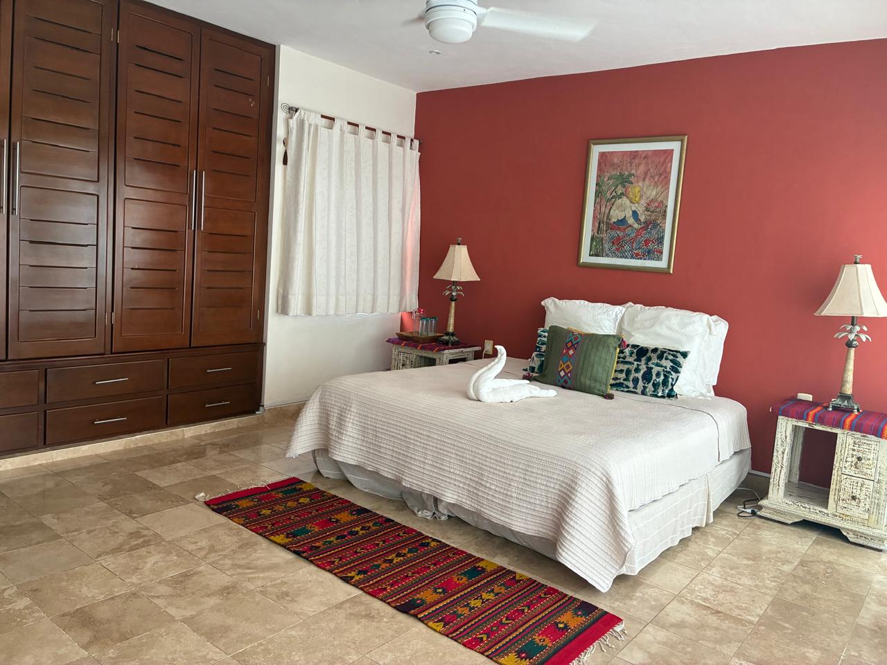 Habitación roja con closet