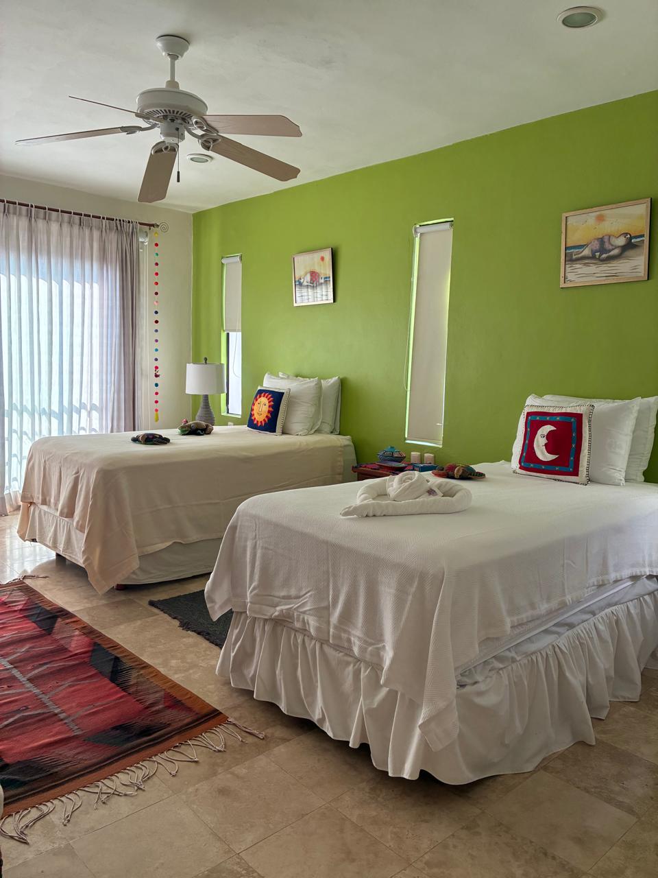 Habitación verde — dos camas