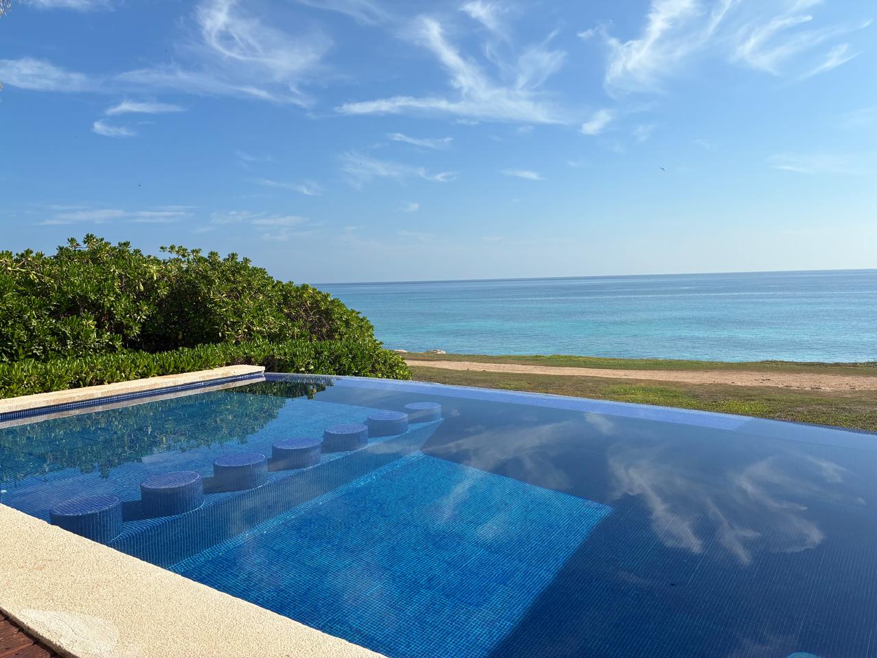 Alberca infinita y Caribe turquesa
