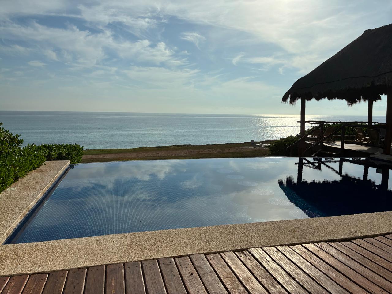 Alberca y palapa al atardecer