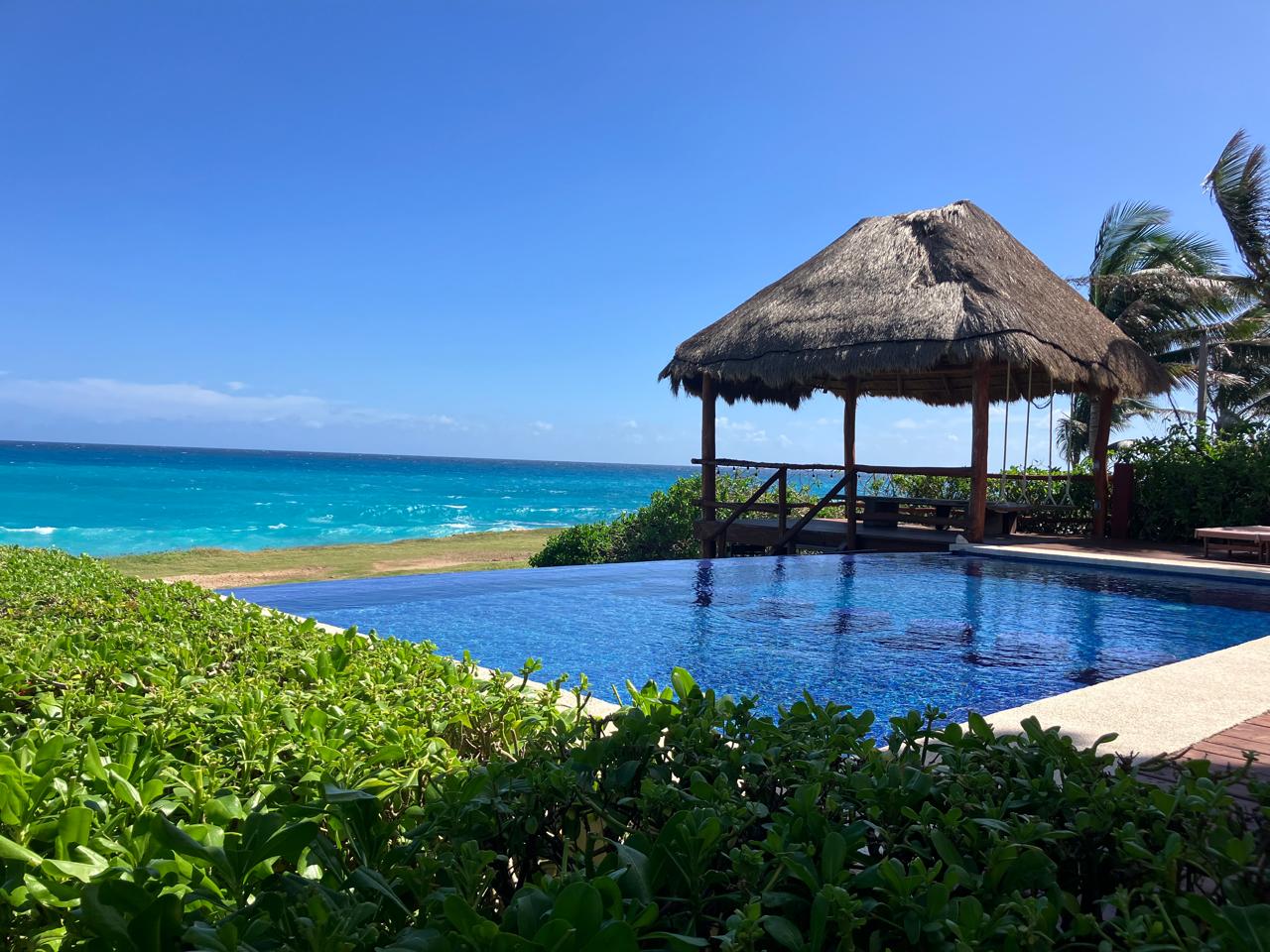 Alberca infinita con Caribe y vegetación