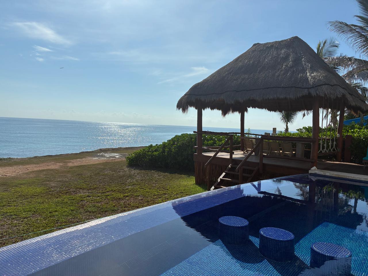 Alberca infinita y palapa