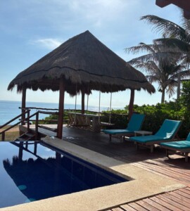 illa Esperanza - Alberca infinita con vista al mar en Isla Mujeres.