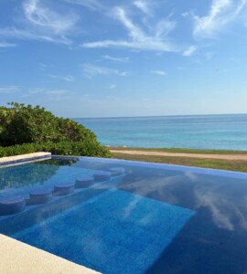 illa Esperanza - Alberca infinita con vista al mar en Isla Mujeres.