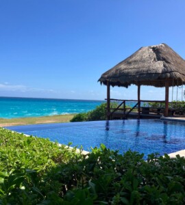 illa Esperanza - Alberca infinita con vista al mar en Isla Mujeres.