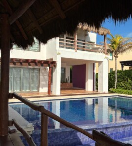 Villa Esperanza - exteriores con vista al mar caribe.